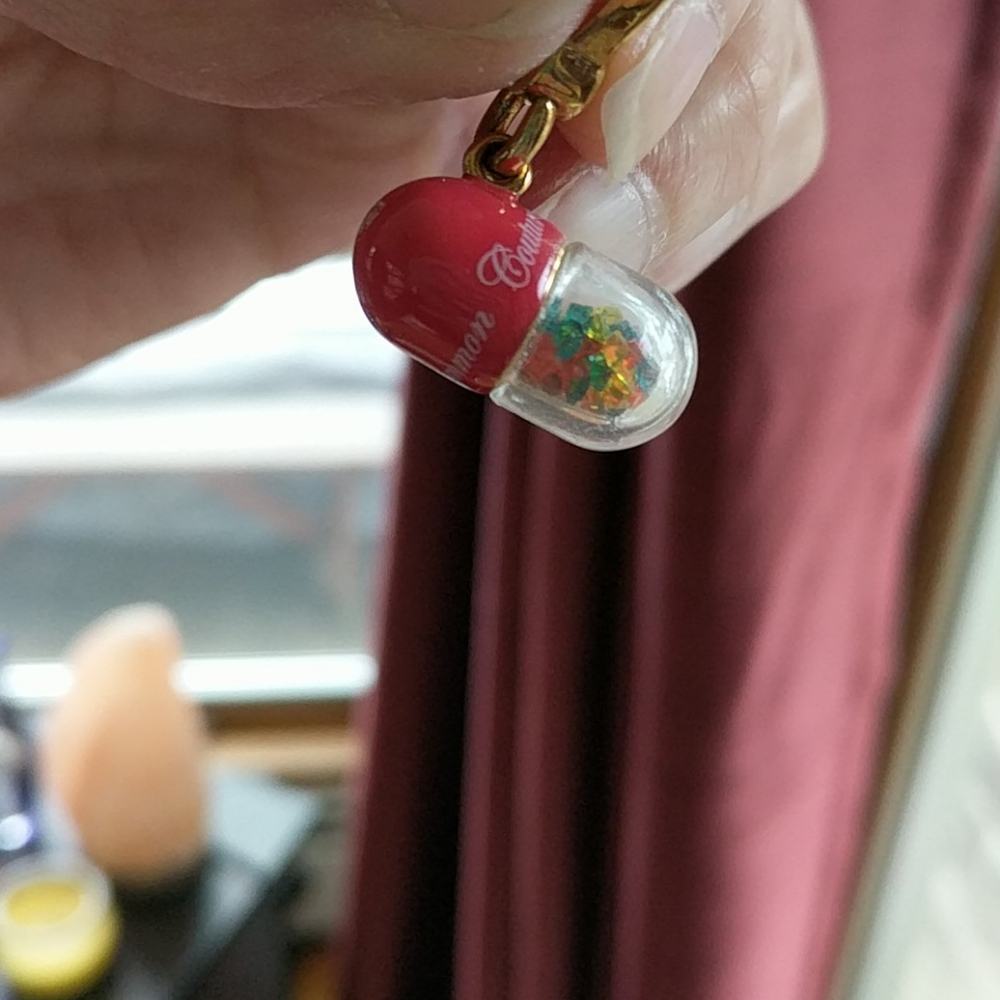 JUICY COUTURE PILL CHARM